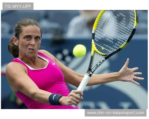 网球切削球转速惊人，球员被迫远离底线