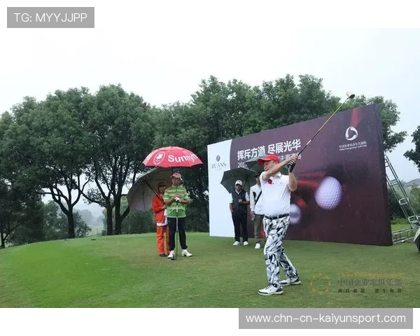 高尔夫选手反手击球进洞,裁判当场震惊 高尔夫选手反手击球进洞,裁判当场震惊